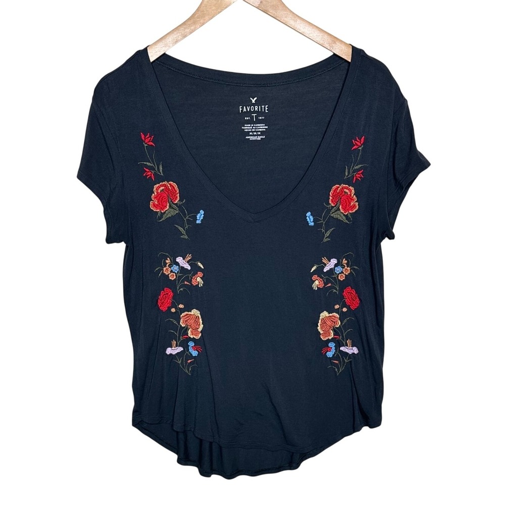 American Eagle Favorite Floral Embroidery Short Sleeve Tee size Medium Gray/Red